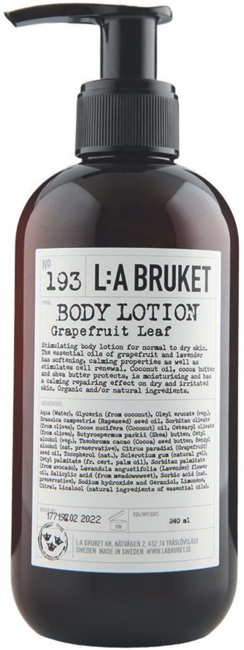 Een donkerbruine fles met pomp, gelabeld 'L:A BRUKET BODY LOTION Grapefruit Leaf,' met witte tekst op het label.