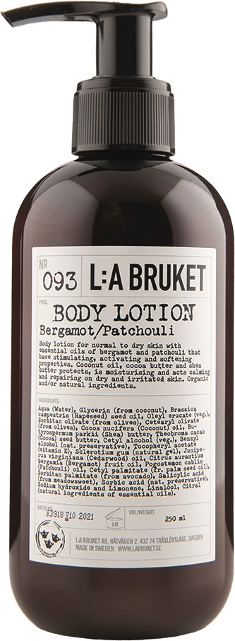 En mørk brun flaske med pumpe, merket som L:A Bruket kroppslotion, med ingredienser og voluminfo.