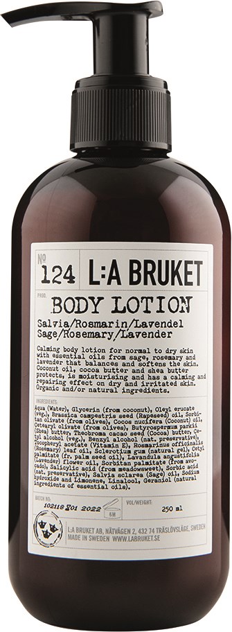 En mørk brun flaske med pumpe, merket som kroppslotion med lavendel, rosmarin og sedertre for hudfuktighet.