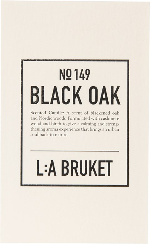En etikett för ett doftljus med namnet 'BLACK OAK' och 'L:A BRUKET' under.