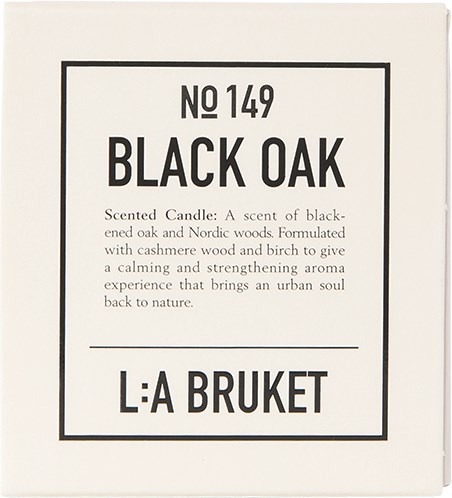 En etikett för ett doftljus som heter Black Oak med beskrivning av doften och märket L:A BRUKET.