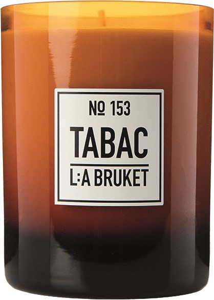 Et brunt-oransje lys i glasskrukke med merke som sier 'NO 153 TABAC L:A BRUKET.'