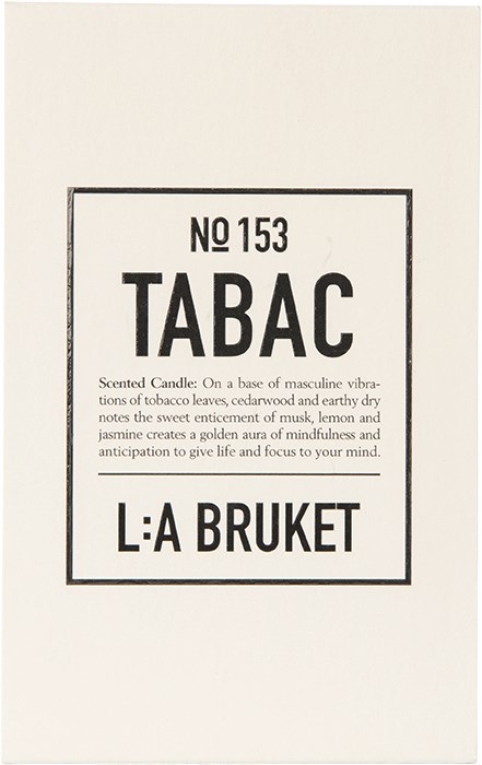 Dette er en etikett for et duftlys kalt 'L:A Bruket No 153 Tabac' med en beskrivelse av duften og stemningen.