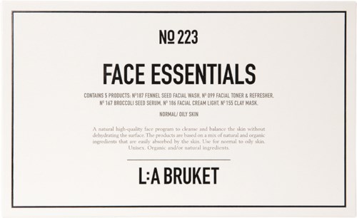 En hudvårdsproduktetikett som heter 'Face Essentials' med produktdetaljer och ingredienser listade.