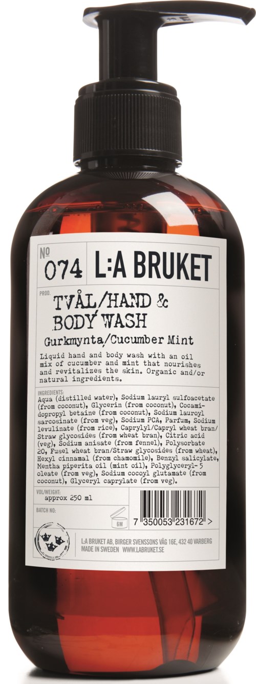 Amberfärgad flaska med vit etikett, svart pump, innehåller hand- och kroppstvål med gurka och mint doft.