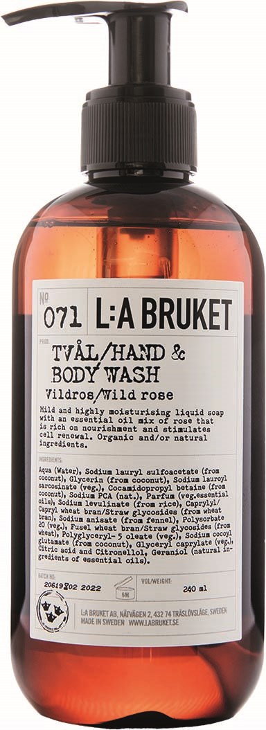 En brunt genomskinlig pumpflaska med hand- och kroppstvål märkt "L:A BRUKET" med blommig doft.