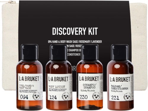 Fyra små bruna flaskor med L:A BRUKET-produkter och en svartvit etikett med produktnamn och nummer.