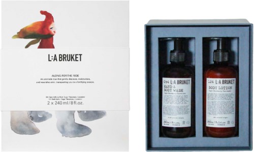To flasker La Bruket kropsplejeprodukter, en body wash og en body lotion, i en blå æske.