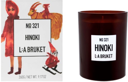 Etiket med tekst og sjove dyreillustrationer, og et brunt stearinlys med samme etiket til højre.