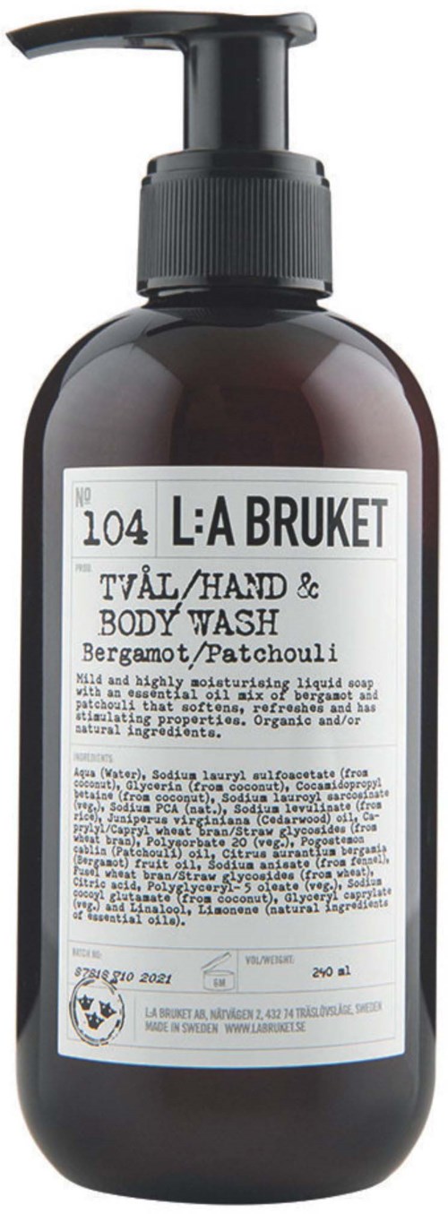 En mörkbrun flaska med pump, märkt L:A BRUKET, innehåller hand- och kroppstvätt med bergamot och patchouli.