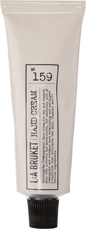 En vit tub med svart lock märkt "La Bruket Hand Cream No. 159" och detaljerad beskrivningstekst.