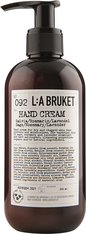 En brun flaske med pump merket L:A Bruket håndkrem, med ingredienser og instruksjoner skrevet på den hvite etiketten.