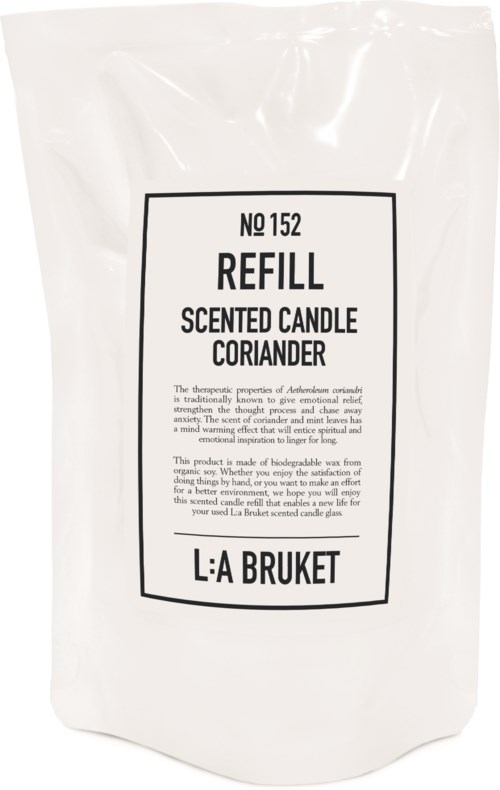 En vit refillpåse för doftande ljus med koriander, märkt med produktnummer och varumärke L:A Bruket.