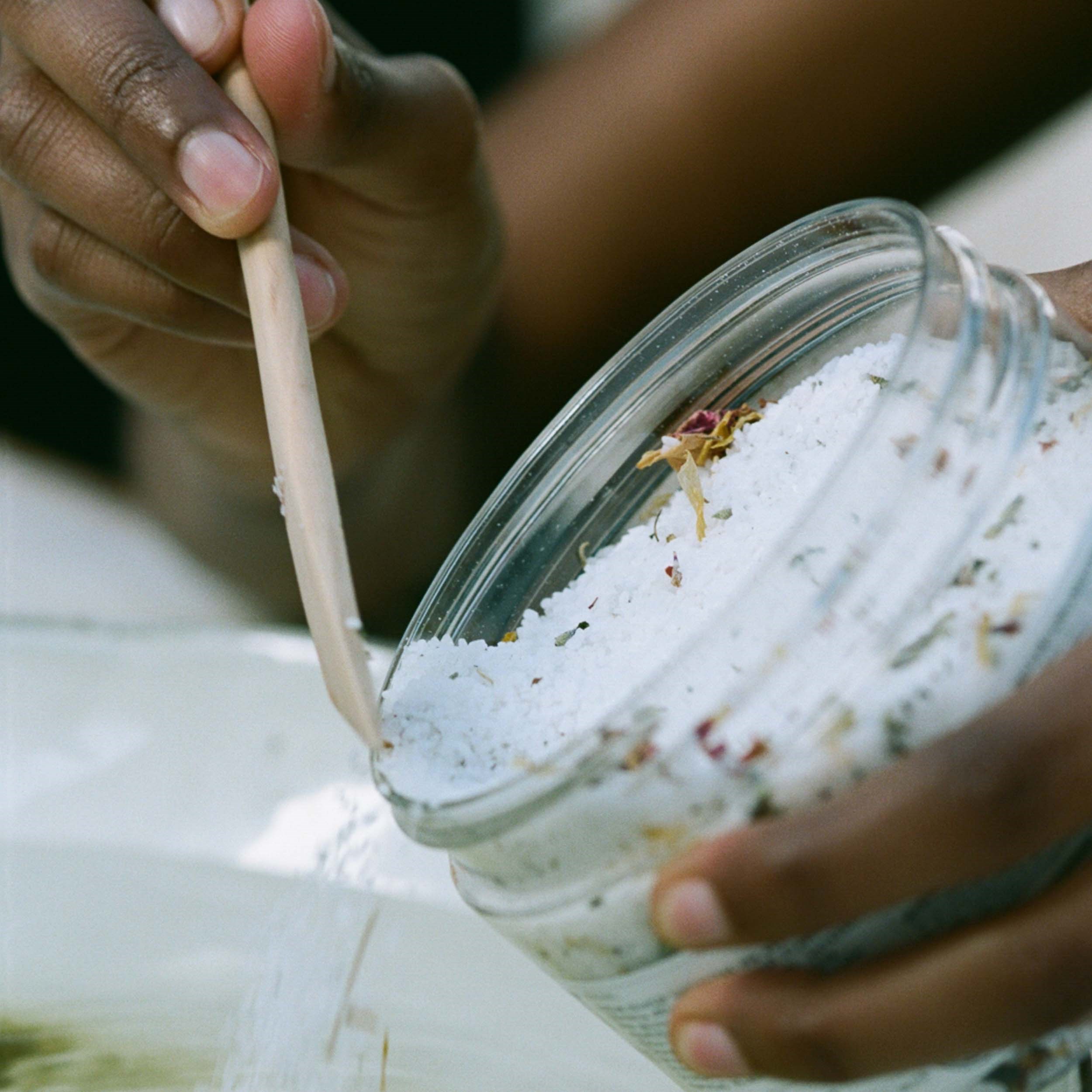 Alternativ bild 1 för L:a Bruket Saltbad Ringblom/Apelsin/Geranium 450 g