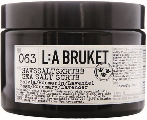 En svart burk märkt 'Sea Salt Scrub' med ingredienser och beskrivning på svenska.