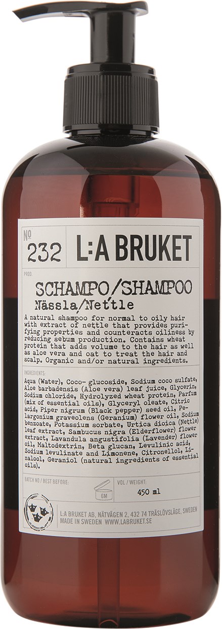 En brun sjampoflaske med svart pumpe og hvit etikett som viser merke og produktdetaljer.