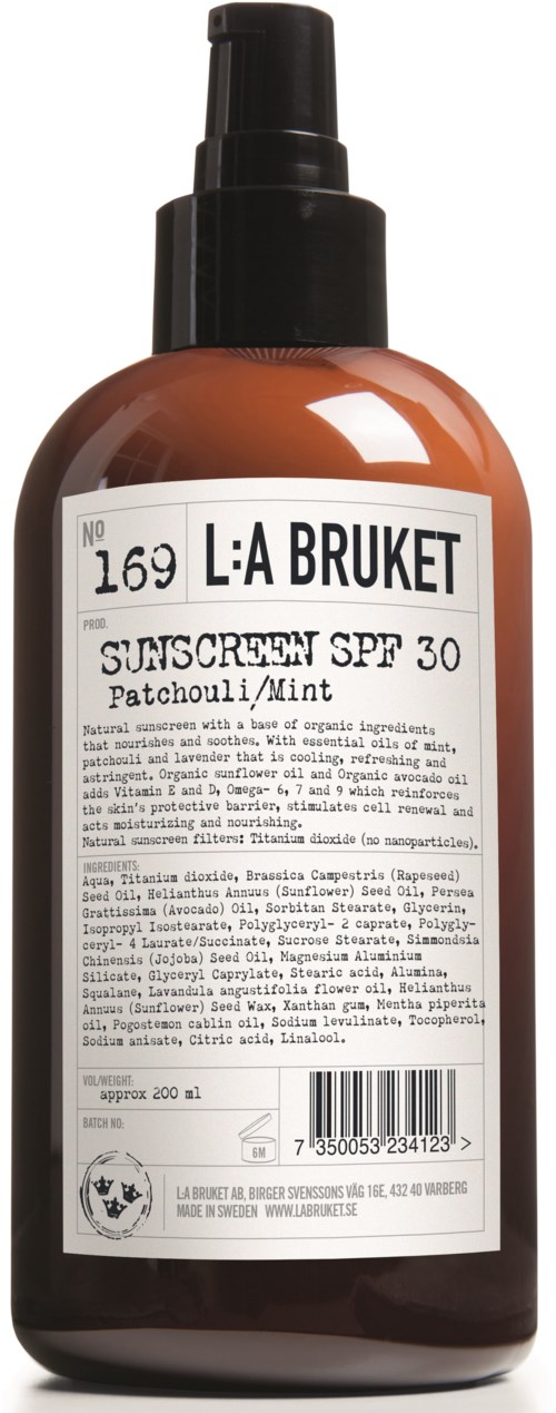 En brun flaska solkräm med SPF 30, kallad L:A BRUKET, innehållande patchouli och myntedoft.