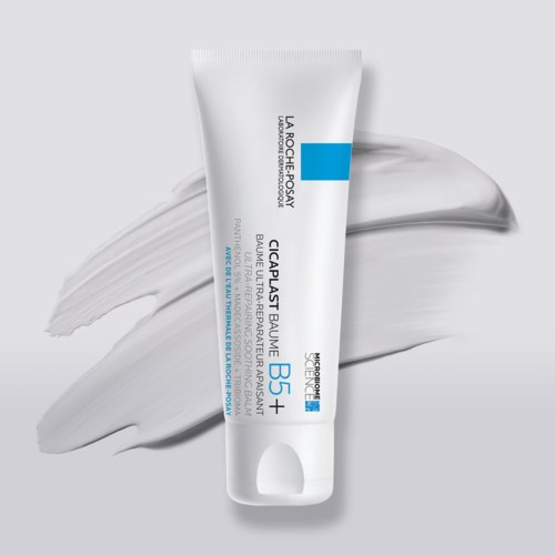 Tub med La Roche-Posay hudvård med vit krämbakgrund och blå detaljer.