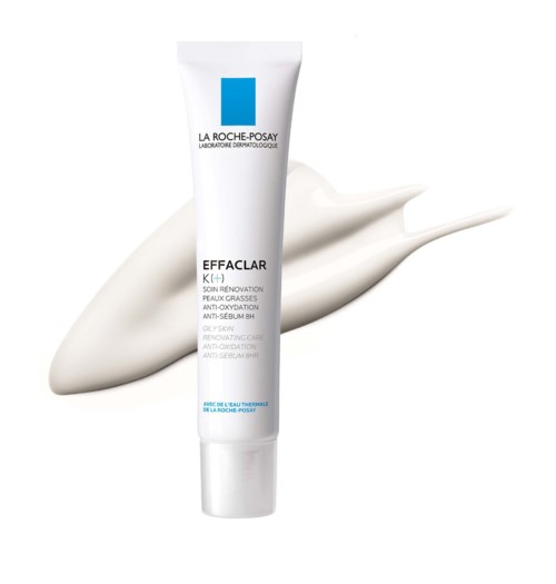 Valkoinen tuubi La Roche-Posay Effaclar K+ voiteella ja valkoinen kerros sen takana.