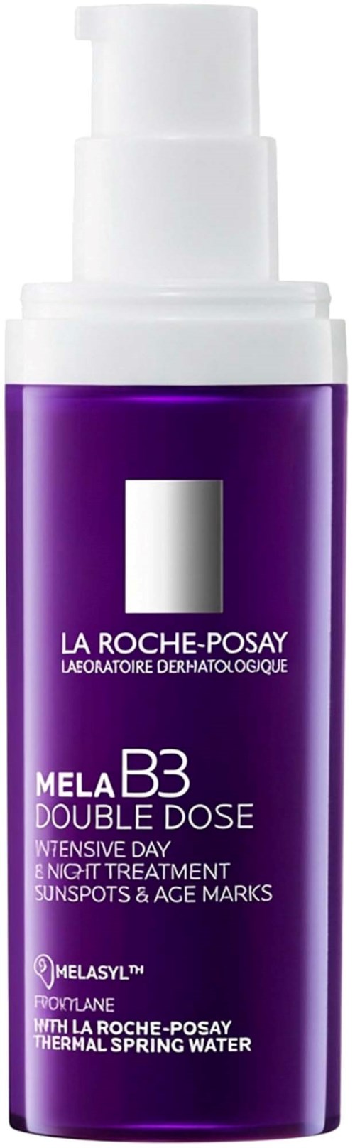 Lila Hautpflegeflasche mit weißem Pumpenverschluss und silbernem Etikett, La Roche-Posay Mela BB Double Dose, Sonnenschutz und Alterszeichen.