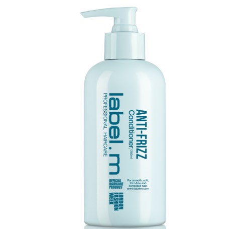 En vit flaska med pump märkt 'Anti Frizz Conditioner' av Iabelal. Utformad för hårvård. Professionell hårdvaruformel.