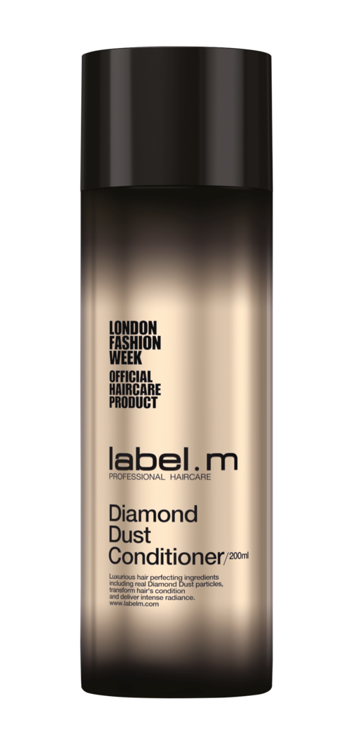 En silverflaska av Label.m Diamond Dust Conditioner med svart lock, för hårvård under London Fashion Week.