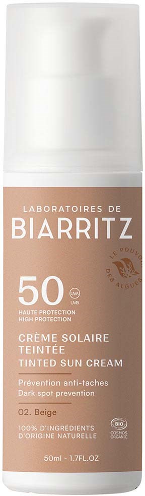 Eine Flasche getönte Sonnencreme mit SPF 50, beigefarbene Verpackung, gegen dunkle Flecken, enthält natürliche Inhaltsstoffe, 50 ml.