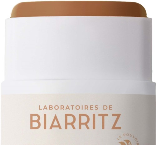 Ein weißer Behälter mit braunem Inhalt und einem Etikett, das 'Laboratoires de Biarritz' sagt.