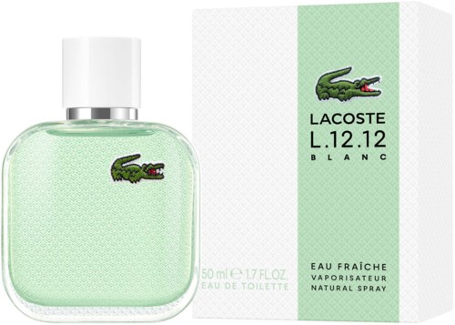 Eine Flasche Lacoste L.12.12 Blanc Parfüm mit grüner Flüssigkeit und grüner Verpackung, mit Krokodil-Logo.