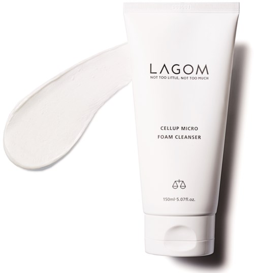 En vit tub märkt 'LAGOM Cellup Micro Foam Cleanser' med en klick skum bredvid.