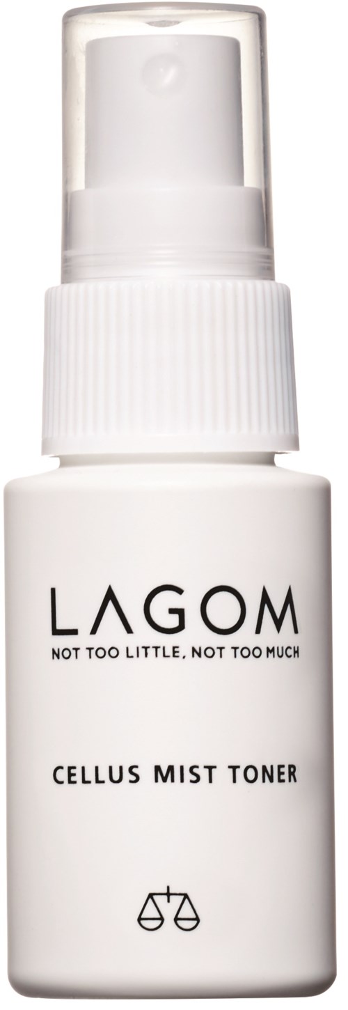 En vit sprayflaska märkt LagoM Cellus Mist Toner med spraykork och enkel design.