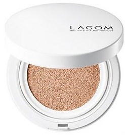 En rund vit behållare med silverbas, märkt 'LAGOM', innehåller beige pulver.
