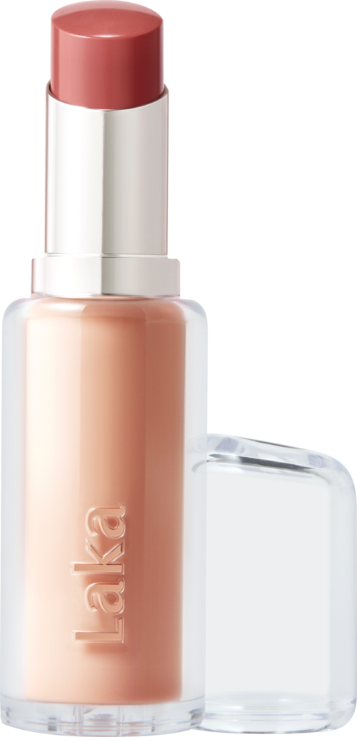 En leppestiftholder med rosa-beige leppefarge og gjennomsiktig lokk. Merket "Laka" er synlig på flaska.