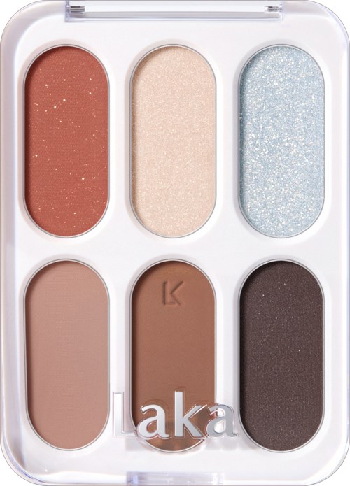 En palett med seks forskjellige øyenskygger i brune, beige, blå og svart, med litt glitter.