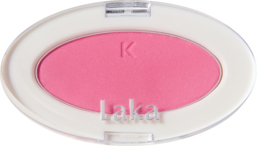 En rosa blush i en hvit oval eske, merket 'Laka' med en bokstav 'K' preget på blushen.