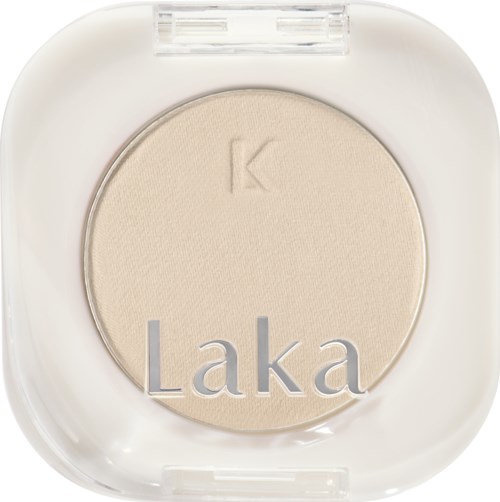 En rund kompakto med pudder i lyse beige nyanser og teksten "Laka".