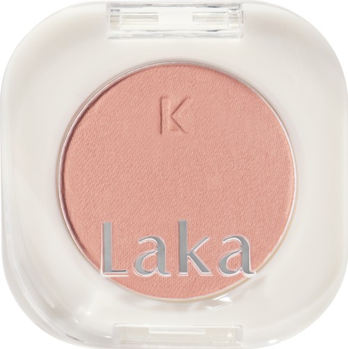 Rødrosa blush med et 'K' preget, merket 'Laka' på pakken. Sirkelformet og myk i utseende.