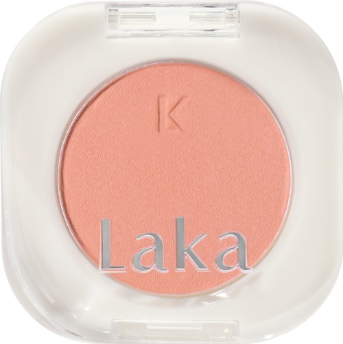 En rosa blush kompakt med merkenavnet 'Laka' og bokstaven 'K' preget inne i.