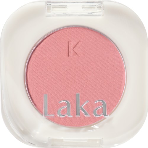 Rosa blush i en hvit kompakt med ordet 'Laka'.