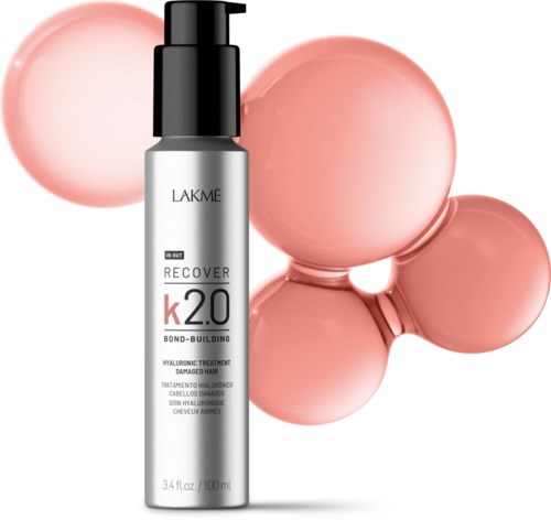 En hudplejeflaske med etiketten 'LAKME' og 'K2.0 Bond-Building' står foran pink, runde klumper af produkt.