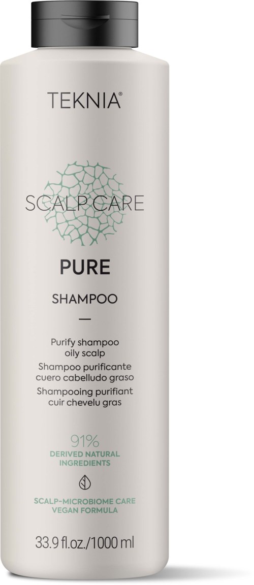 En hvit flaske av TEKNIA Scalp Care Pure Shampoo med svart lokk, merket for rengjøring av fet hodebunn.
