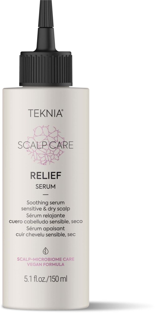 En hvit flaske med sort tut, merket Teknia Scalp Care Relief Serum, for sensitiv og tørr hodebunn.