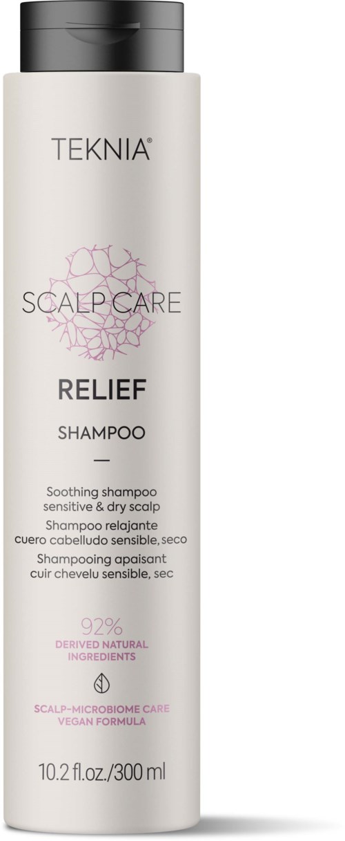 En hvit flaske med TEKNIA Relief Shampoo for sensitiv hodebunn, med rosa og svart tekst og svart lokk.