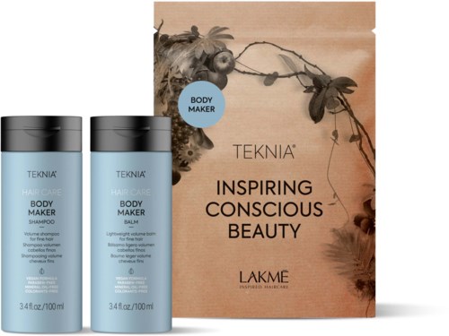 To blå flasker med kropsplejeprodukter og en brun æske med tekst og blomsterdesign. Produkterne er shampoo og balsam.