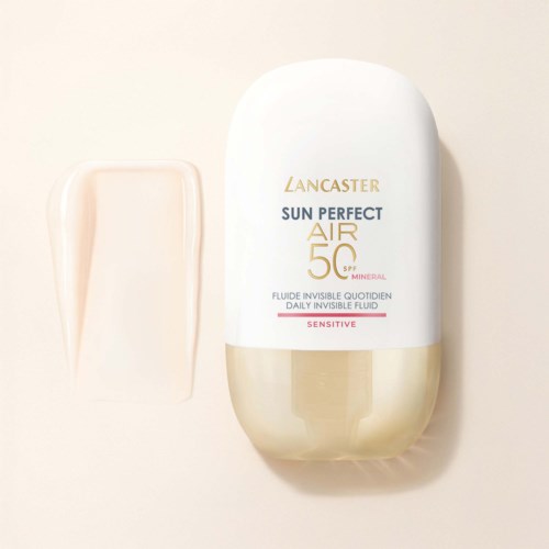Lancaster Sun Perfect Air SPF 50 mineralischer Sonnenschutz mit hellbeiger Flasche und etwas rausgedrückt.