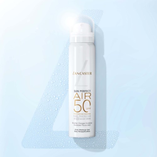 Eine weiße Sprühflasche mit dem Label Lancaster Sun Perfect Air 50 SPF für das Gesicht, mit Sprühkopf vor hellblauem Hintergrund.