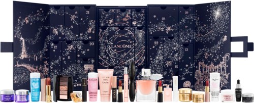 Lancôme skjønnhetsprodukter er plassert foran en tall med stjernehimmel-tema kalender.