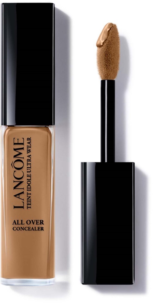 En läppstiftstubbe med beige flytande concealer och en svampapplikator på en svart pinne.