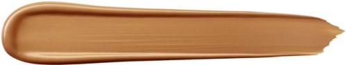 En beige eller hudfärgad makeupliknande concealer eller foundation som är brett utbredd i en rak linje.
