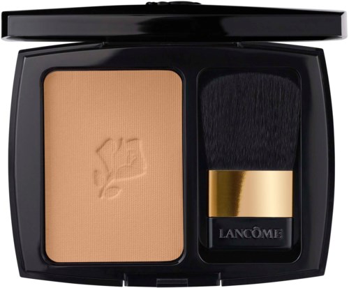 En sort makeup-kort med pudder og børste, mærket Lancome.